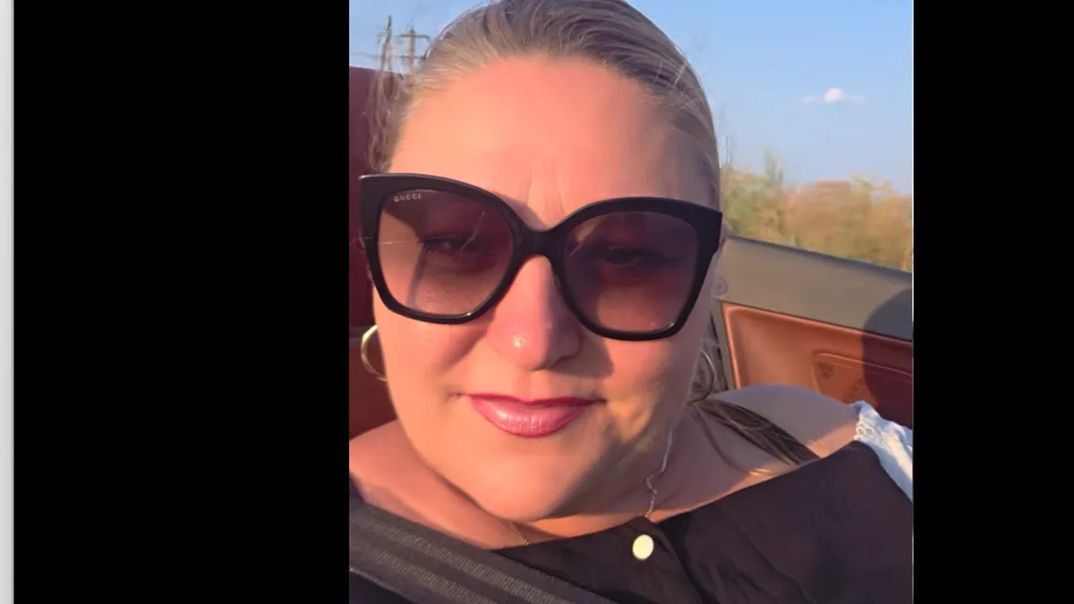 VIDEO Șoșoacă merge pe Litoral cu o decapotabilă de fițe și se filmează, încântată. Ea poartă ochelari Gucci – poza 1
