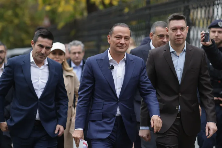 Băluță fuge de asocierea cu PSD: Grindeanu nu a venit la lansarea candidaturii sale, iar Firea a stat foarte discret, în eșalonul doi Foto: Inquam/George Calin