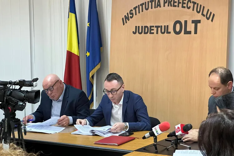 Prefectul și subprefectul de Olt s-au jucat de-a Rambo cu Kalashnikovul și acum au fost suspendați Foto: Facebook