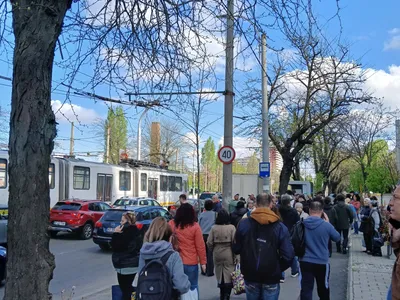 O bucată de tavan s-a prăbușit într-un tunel de metrou, circulația spre Bucureștii Noi, blocată Foto: Facebook
