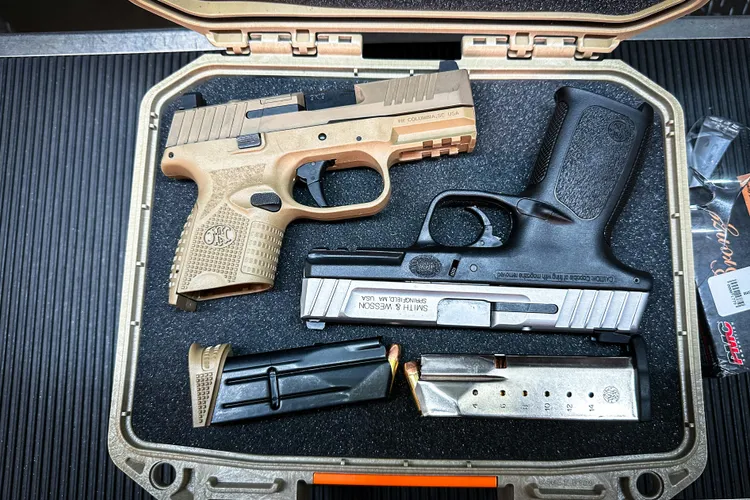 Poliția londoneză uită arme pe stradă (sursa: Pexels/Terrance Barksdale)