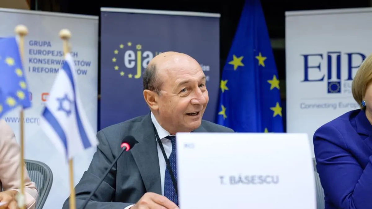 Băsescu votează Nicușor, Firea poate câștiga (sursa: Facebook/Traian Băsescu)