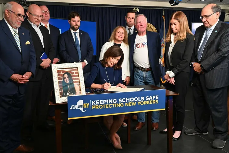 New York fără arme în public (sursa: Facebook/Governor Kathy Hochul)