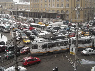 Peste două treimi dintre emisiile din transportul de pasageri, de la automobile Foto: RTV