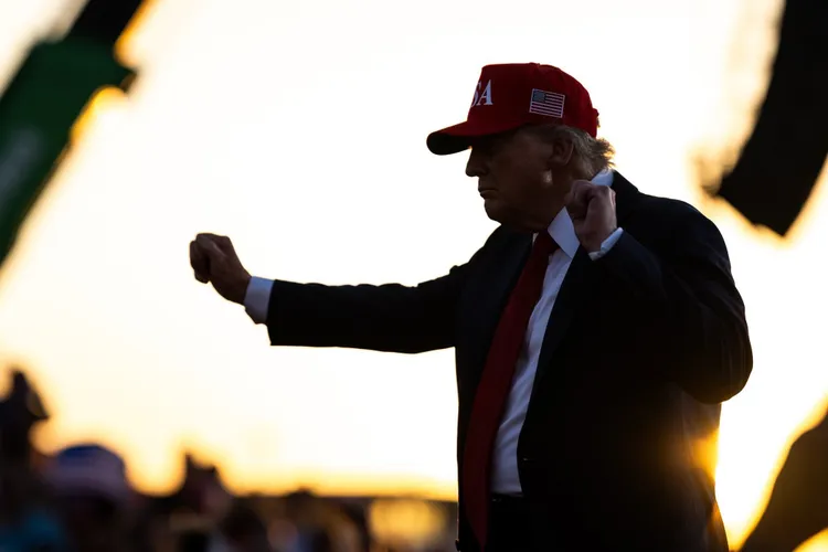 Trump vrea anularea grațierilor făcute de Biden (sursa: Facebook/The White House)