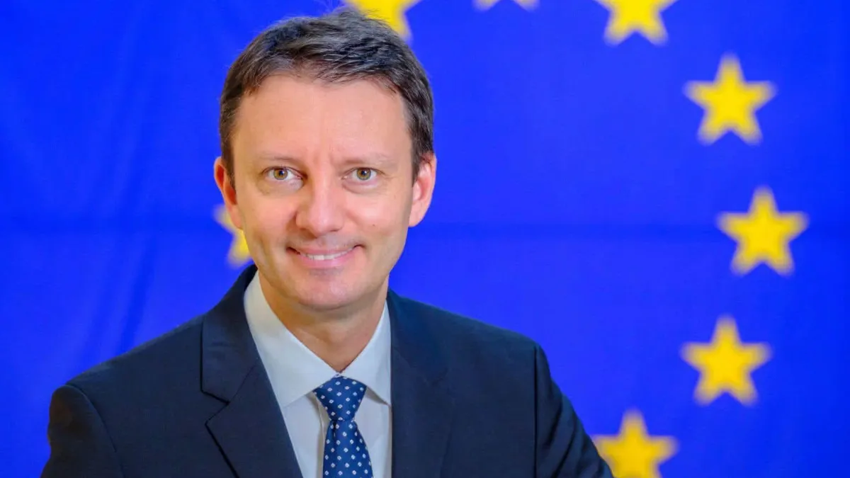 Europarlamentarul Siegfried Mureșan cu logo cu stele al UE pe fundal