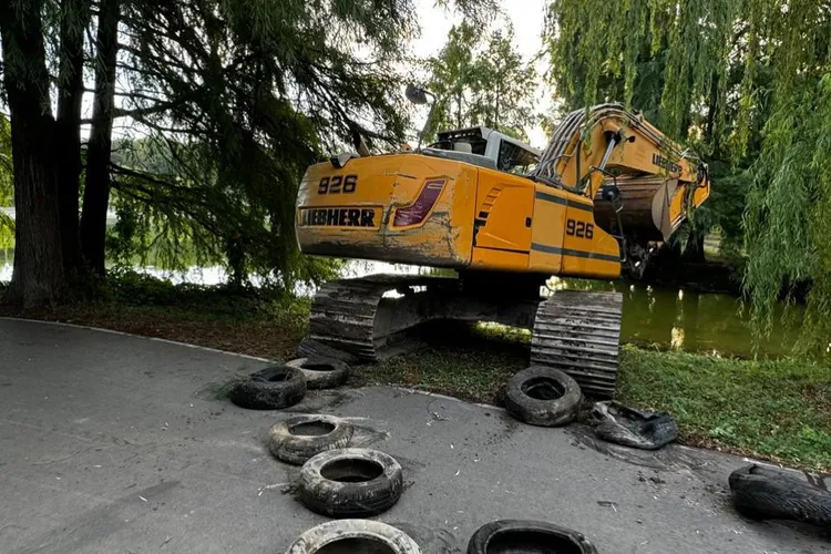 Lacul Tineretului, plin de cauciucuri și gunoaie Foto: Facebook