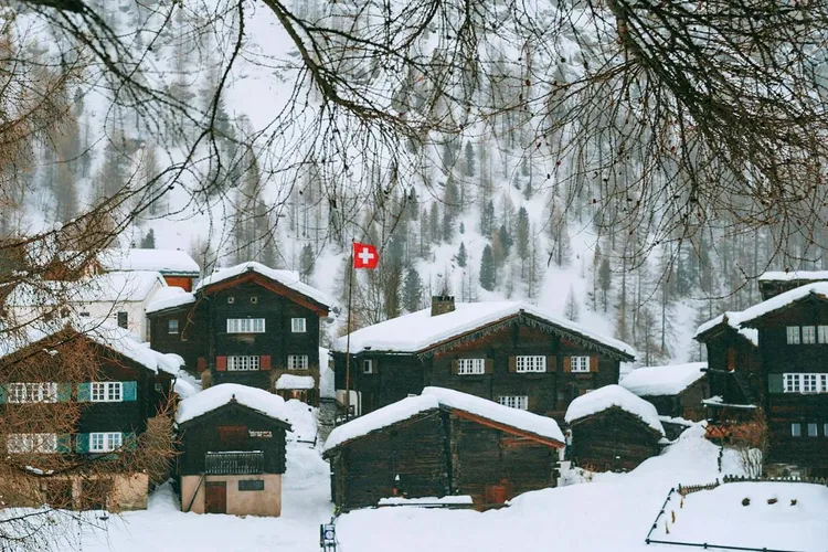 Elveția, taxe climatice pentru moștenirile mari (sursa: Pexels/Maria Orlova)