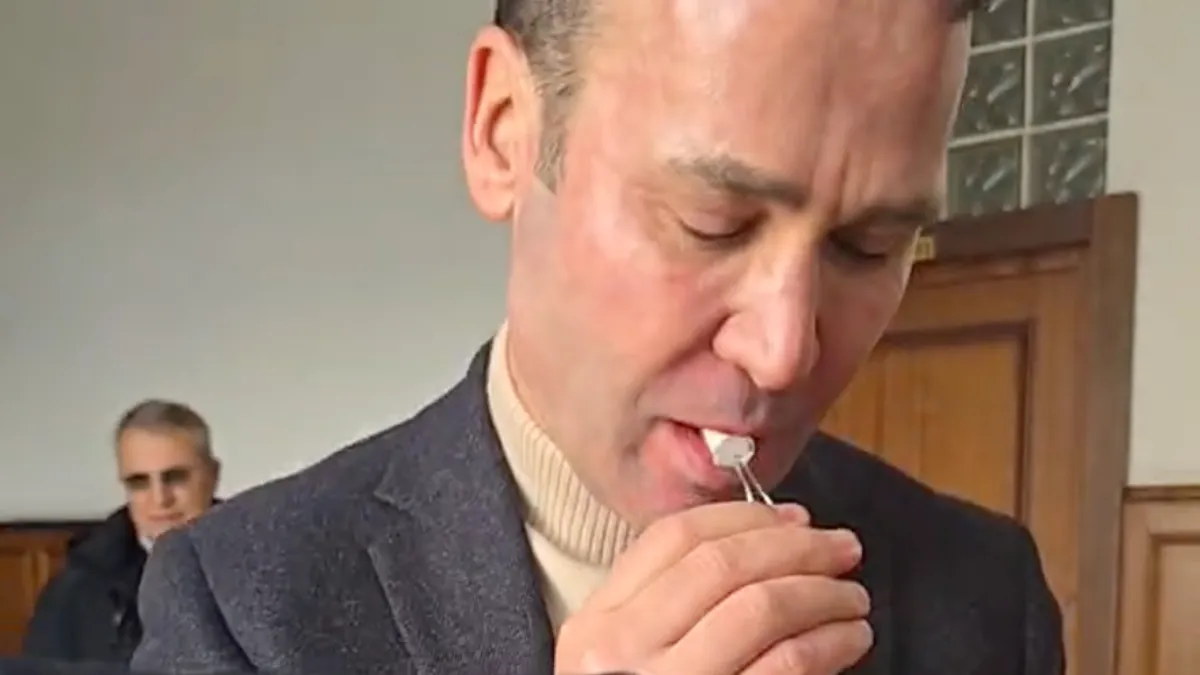 Primarul Robert Negoiță, pozitiv la testul pentru cocaină, pe care singur și l-a făcut la solicitarea activistului Marian Ceaușescu (sursa: Facebook/Ceausescu Marian)