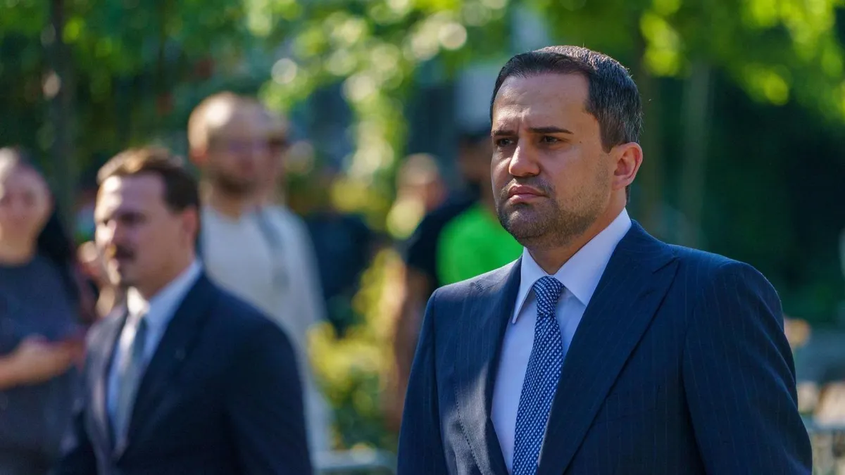 Ministrul Transporturilor promite kilometri de autostradă (sursa: Facebook/Ciprian Serban)