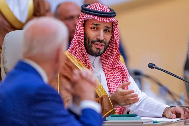 Biden, umil în fața prințului saudit (sursa: news.postuszero.com)
