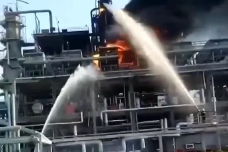 Incendiu puternic la rafinăria rusă Novoşakhtinsk, aflată la mai puțin de zece kilometri de graniţa cu Ucraina