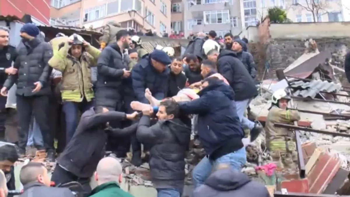 Explozie în Istanbul, două clădiri prăbușite (sursa: hurriet.com.tr)