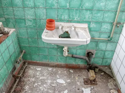 Asociația de proprietari îți sparge baia ca să repare coloana: cine plătește refacerea faianței și a pereților