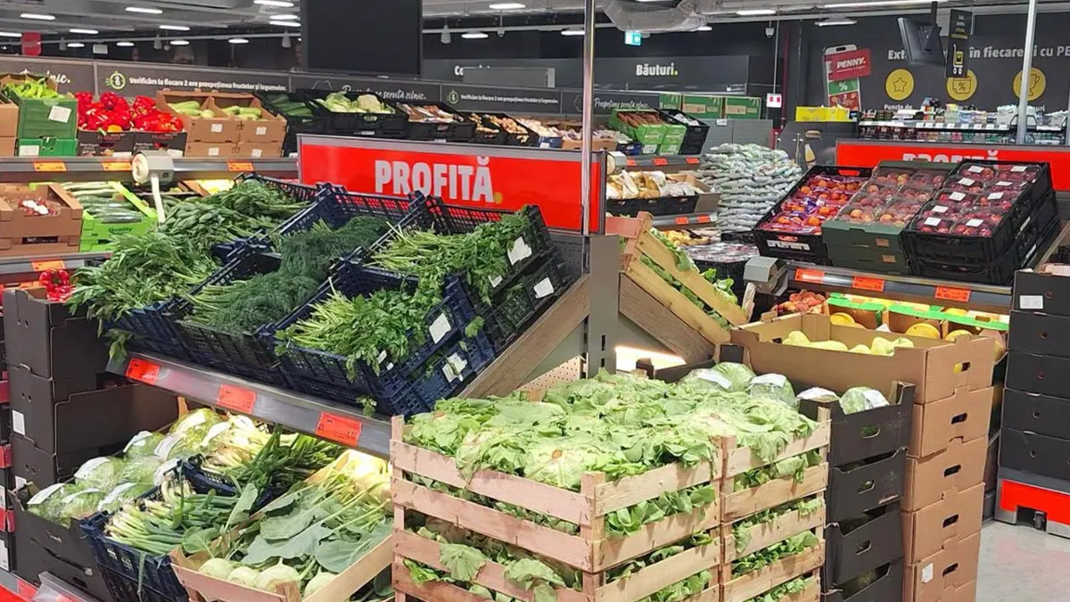 standuri cu legume și fructe într-un magazin Penny