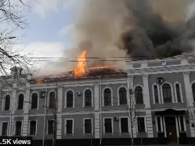 Trupe din Belarus au invadat Ucraina, pe la Cernihiv. În imagine, orașul în flăcări. Sursă: Twitter @supra_anya