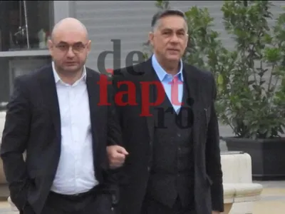Colonelul Albăceanu (stânga) și cuscrul lui Călin Georgescu, Dan Mihai Neagu, ieșind relaxați dintr-un restaurant de lux din București (sursa: defapt.ro)