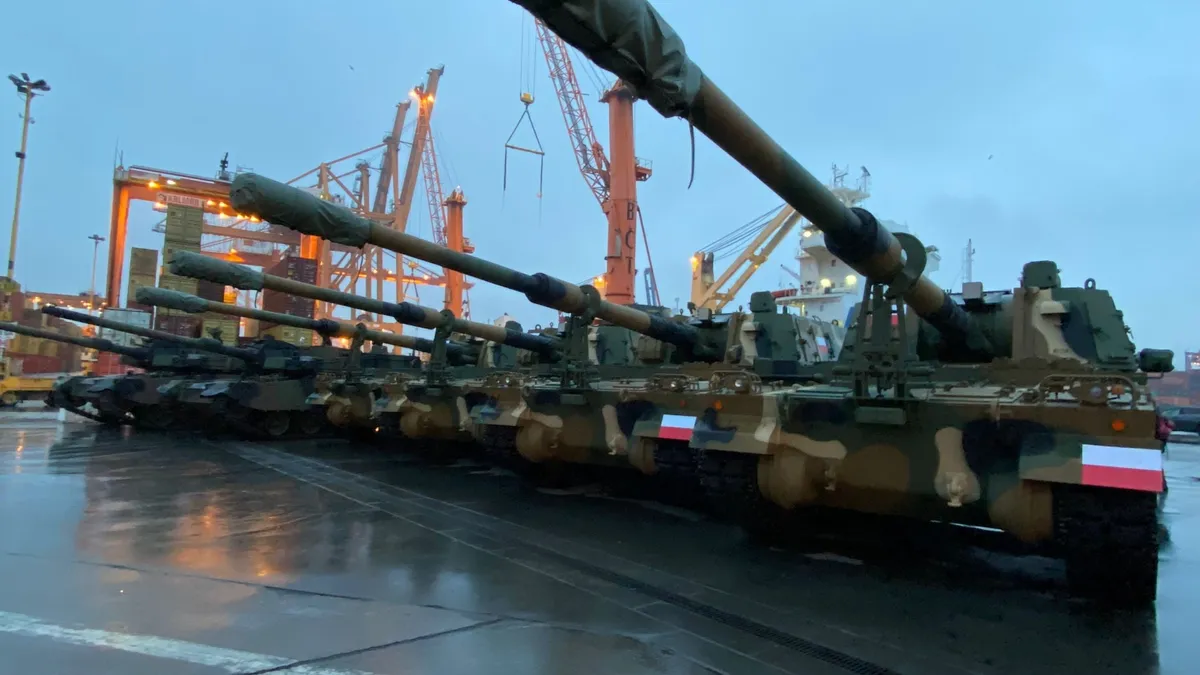 FOTO Primele tancuri cumpărate de Polonia din Coreea de Sud au ajuns la Gdansk Foto: Twitter