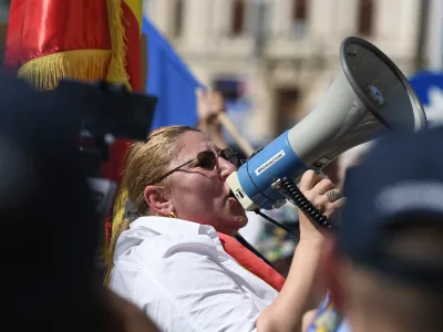 Șoșoacă, scut în fața lui Trump Foto: inquam/Vali Marin