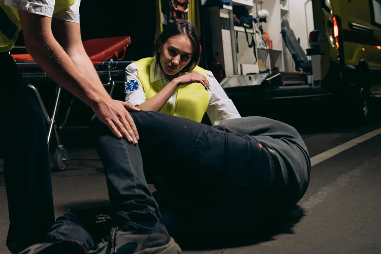 Cum acorzi primul ajutor unei persoane care leșină (sursa: Pexels/Mikhail Nilov)