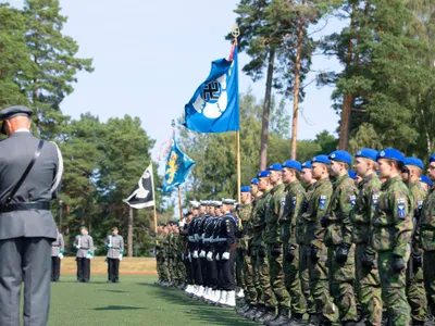 Steagurile aviației finlandeze renunță la svastică (sursa: Facebook/Puolustusvoimat - Försvarsmakten)