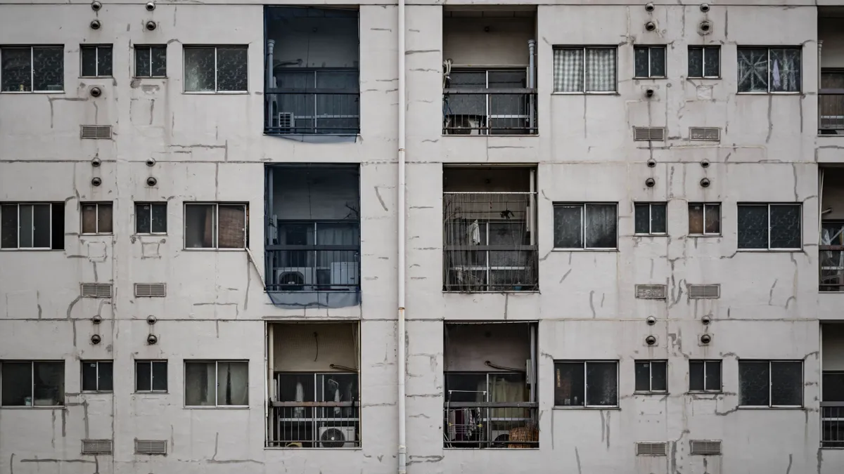 Bloc de apartamente, cu fațada fisurată