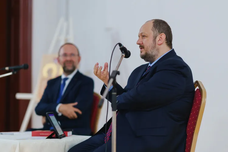 Adrian Papahagi își povestește viața de fost viitor ministru Foto: Facebook