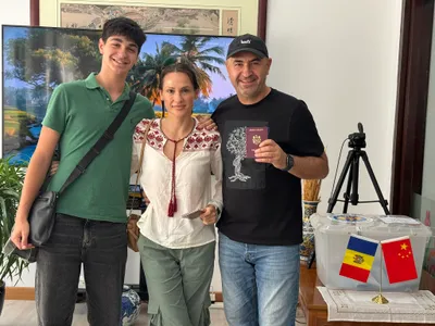 O familie de moldoveni din Hong Kong a parcurs 2.000 de kilometri ca să voteze