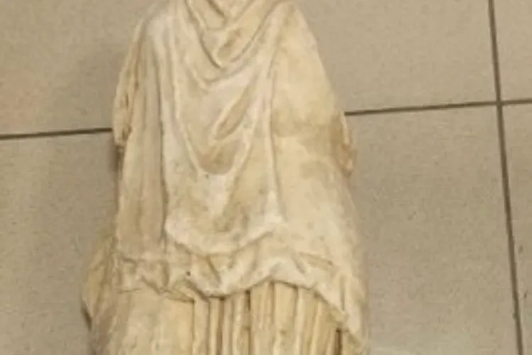 Salonic, statuie antică, găsită printre gunoaie (sursa: skai.gr)