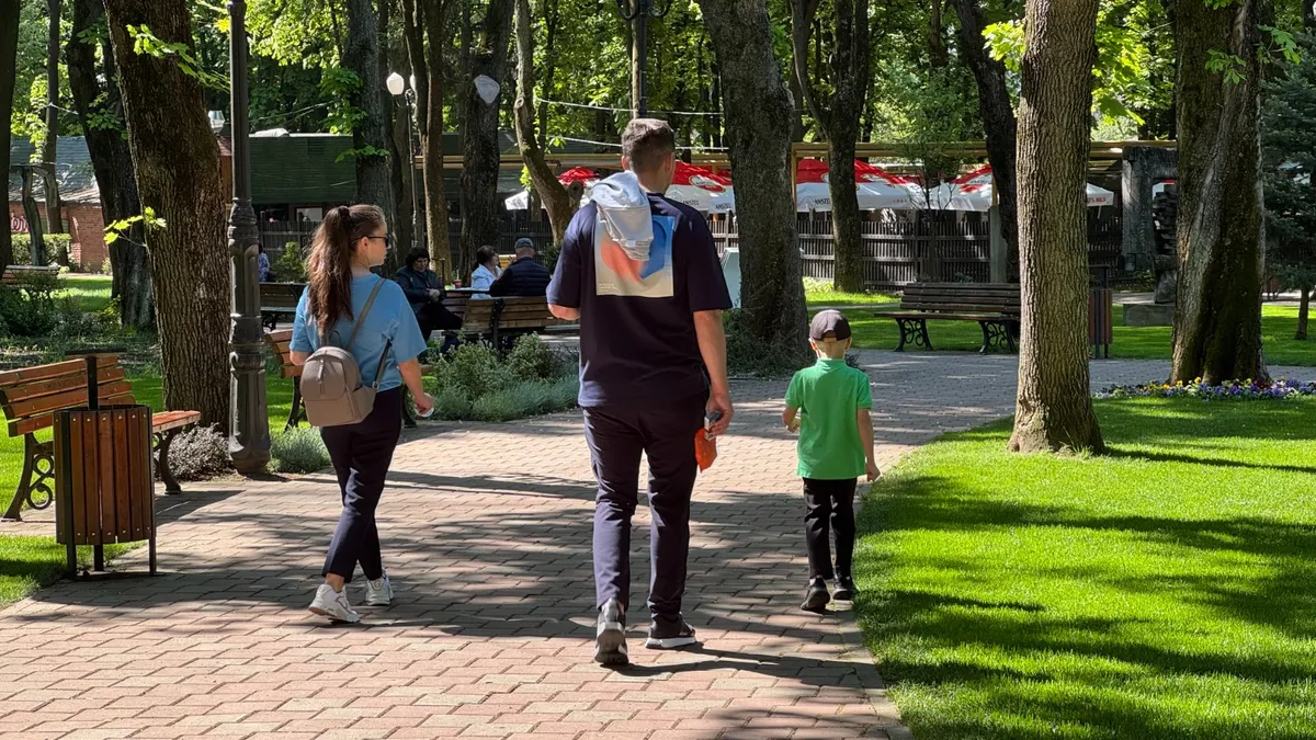 Oameni care se plimbă în parcul Copou, din Iași.