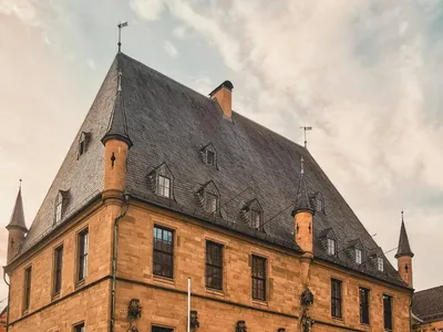 Bătrân blocat patru zile în lift (sursa: Pexels/Karim Tabaneh)