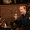 Dirijorul homosexual al Concertului de Anul Nou de la Viena îi bântuie pe suveraniștii români, care îl înjură pe Facebook (sursa: wienerphilharmoniker.at)