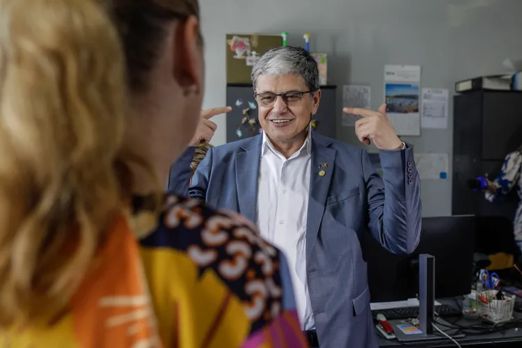 Ghișee ca-n secolul trecut, vrafuri de dosare, capsatoare - Boloș, șocat Foto: Inquam/ Octav Ganea