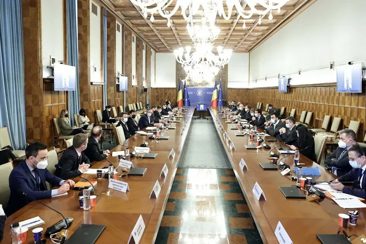 PNL a umplut guvernul cu sute de sinecuri. Peste 1.800 de angajări în doi ani, peste o sută în ultimele luni