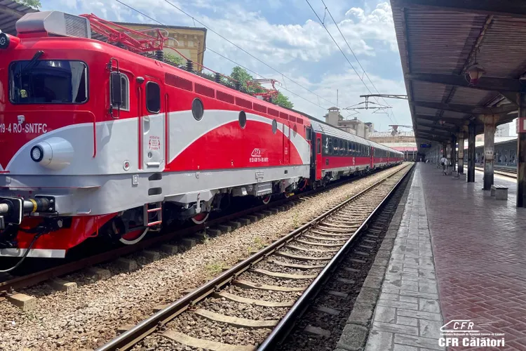 Două fete ar fi fost rănite de un geam al vagonului, căzut peste ele Foto: Facebook CFR Calatori