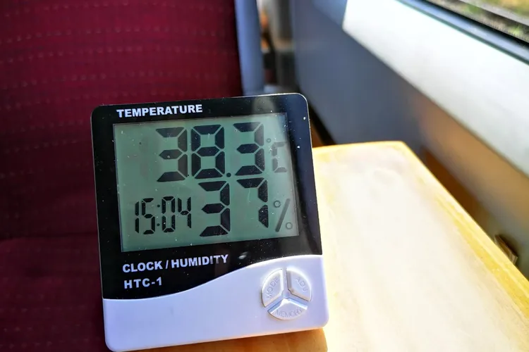 Peste 38 de grade în trenul de la aeroport spre București Foto: Club Feroviar/Adrian Zofei