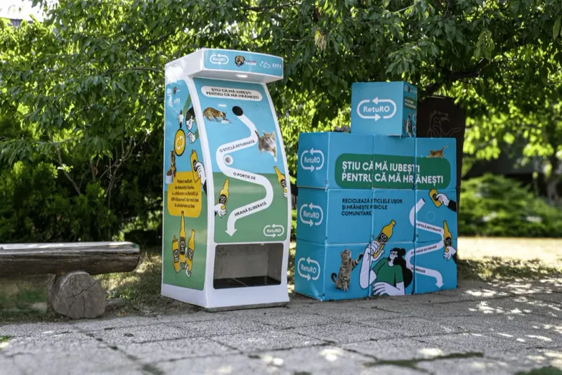 Asociația Sache și RetuRO hrănesc pisicile comunitare (sursa: RetuRO)