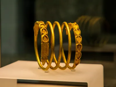 O brățară dacică de aur, recuperată (sursa: Facebook/Muzeul Național de Istorie a României)