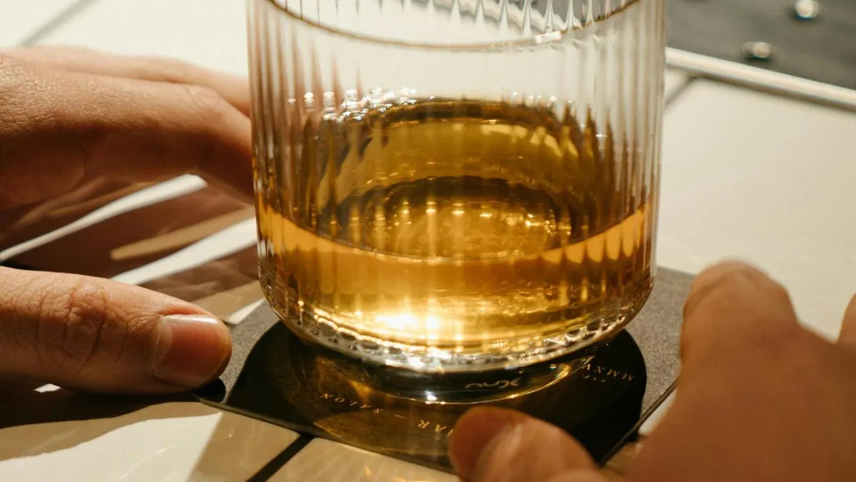 Românii preferă tăria și vinul, berii (sursa: Pexels/cottonbro studio)