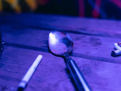 Drogurile fac ravagii în rândul elevilor (sursa: Pexels/MART PRODUCTION)