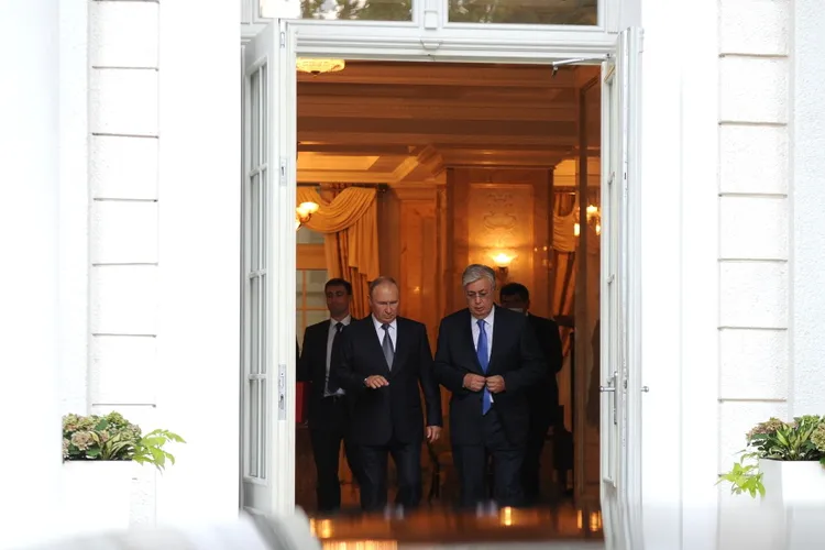 Putin, părăsit de aliatul Kazahstan, țară care și-a înghețat exportul de arme timp de un an și nu recunoaște republicile separatiste rusești