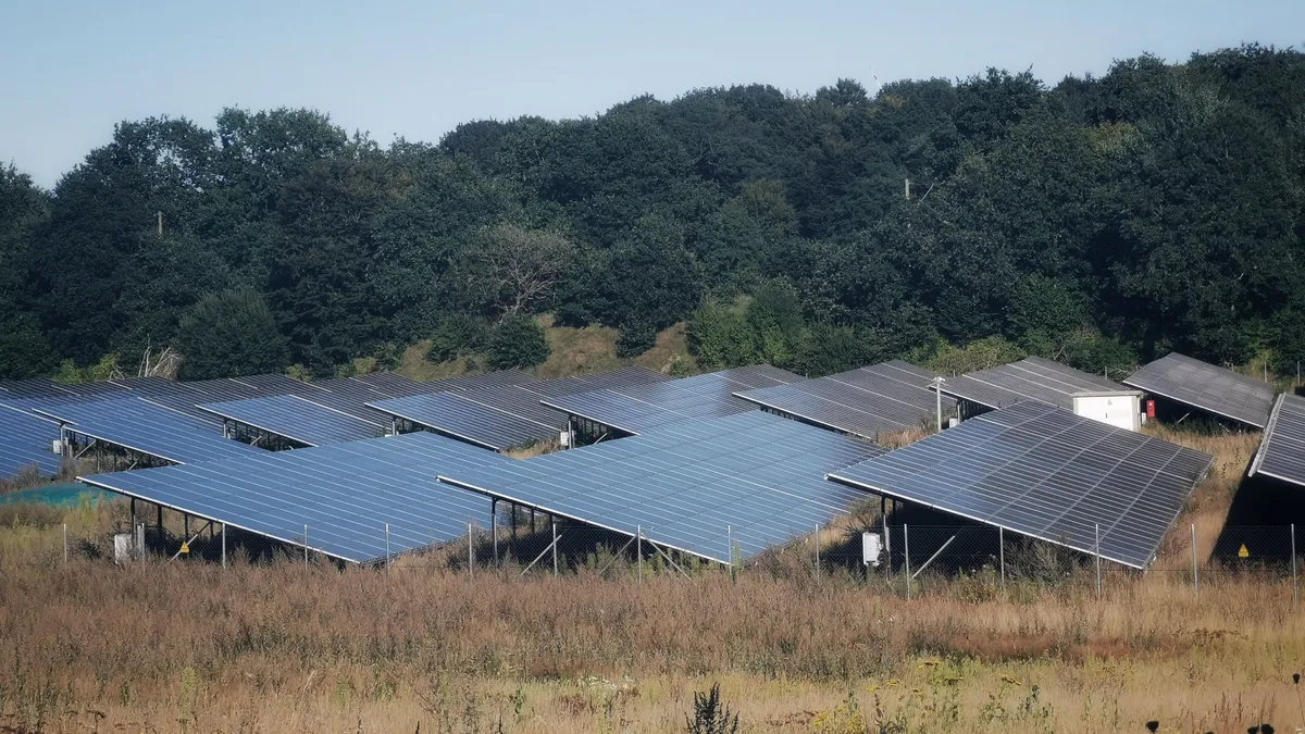 Parc fotovoltaic cu panouri solare montate la sol