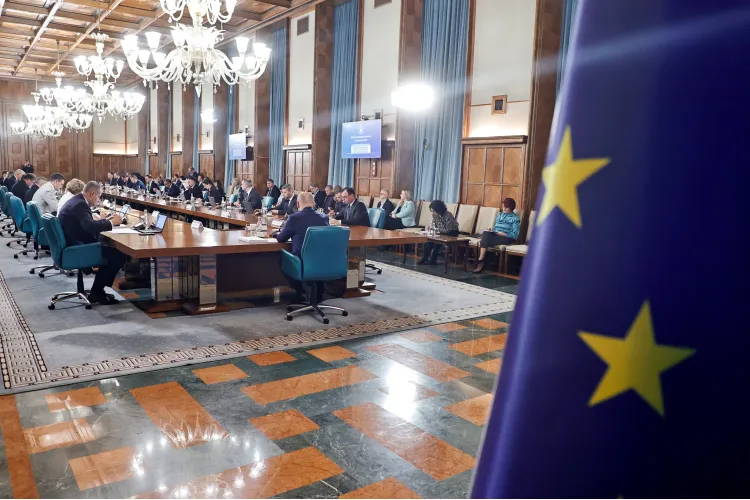 Guvernarea Bolojan a reușit să reducă numărul bugetarilor cu 27.000  Foto: Guvernul României