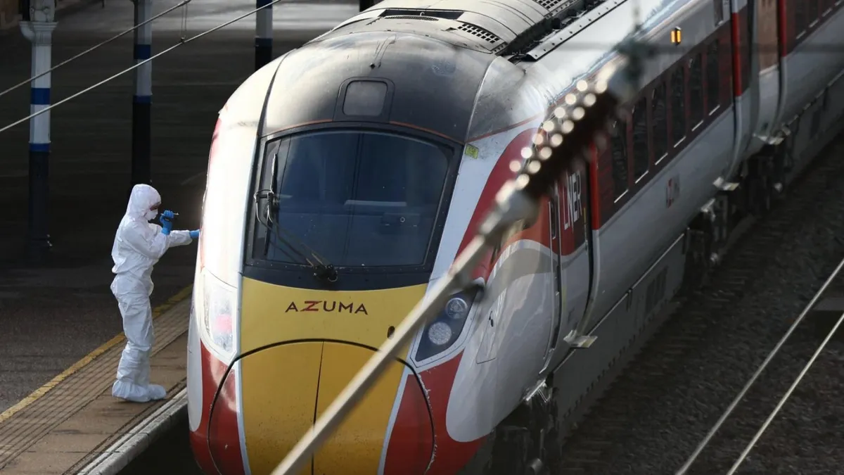 Atac cu cuțitul într-un tren din Marea Britanie (sursa: X/PiQ)