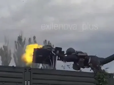 VIDEO Scene de comedie cu un trăgător al antiaerienei rusești care pierde controlul mitralierei - nu sunt imagini generate de AI