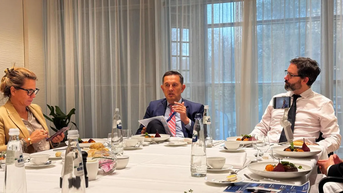 Mîndruță desființează “părerismele“ lui Piperea, acum expert și în convorbiri secrete între avioane Foto: Facebook