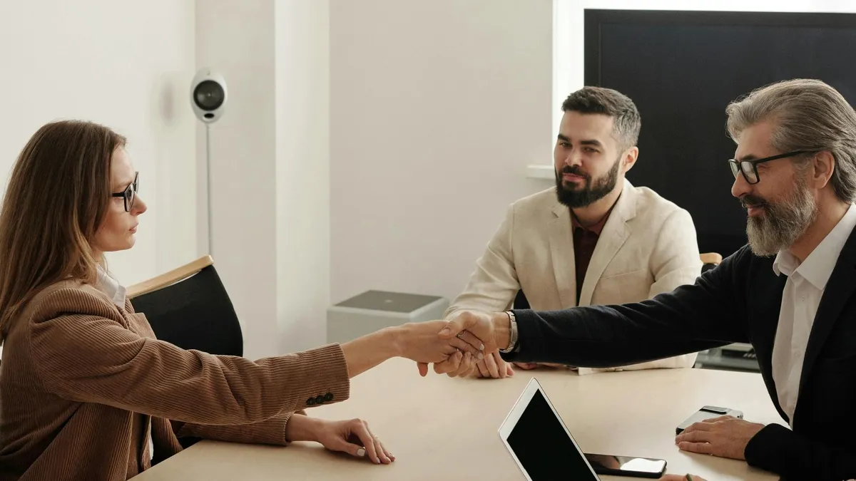 Transparența salarială, obligatorie în anunțuri (sursa: Pexels/Edmond Dantès)