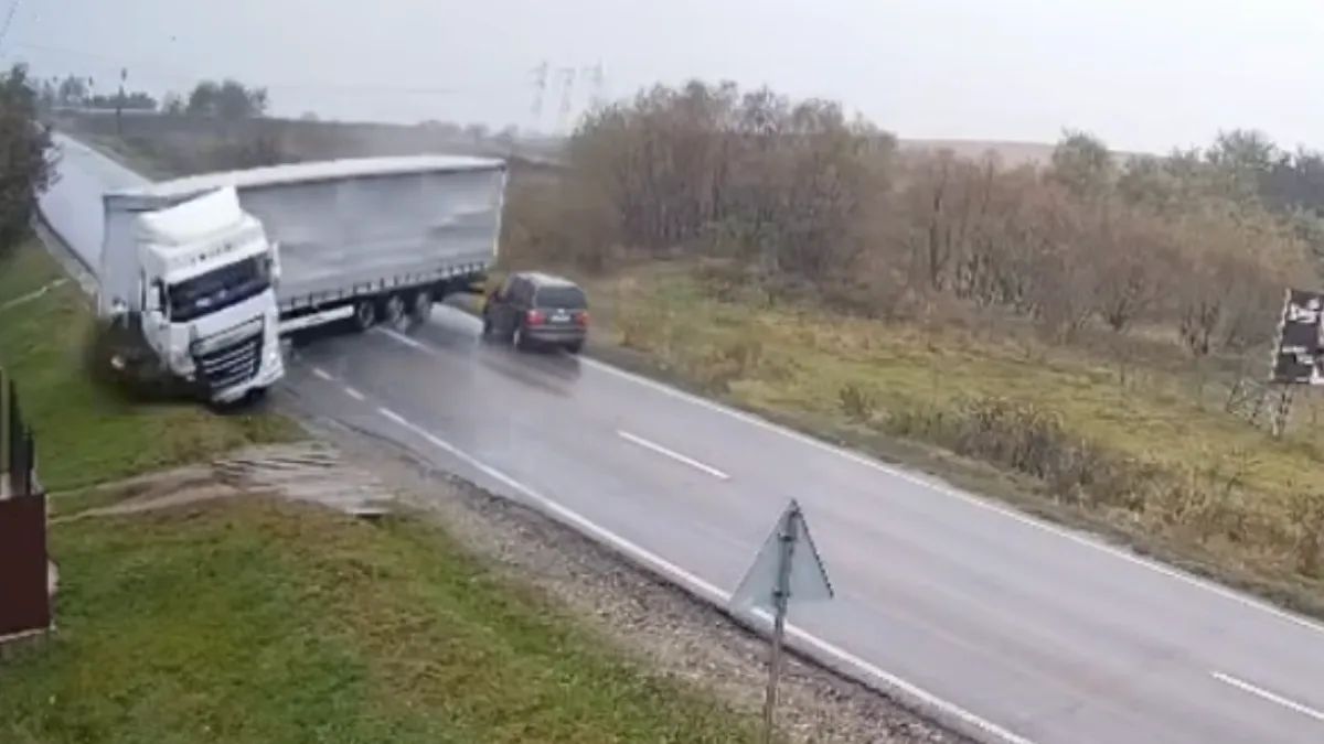 Striviți în mașină de un TIR răsturnat peste autoturism (sursa: newspascani.com)