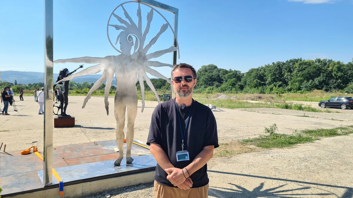 Sculptură monumentală în terminalul T4 Iași (sursa: ziaruldeiasi.ro)