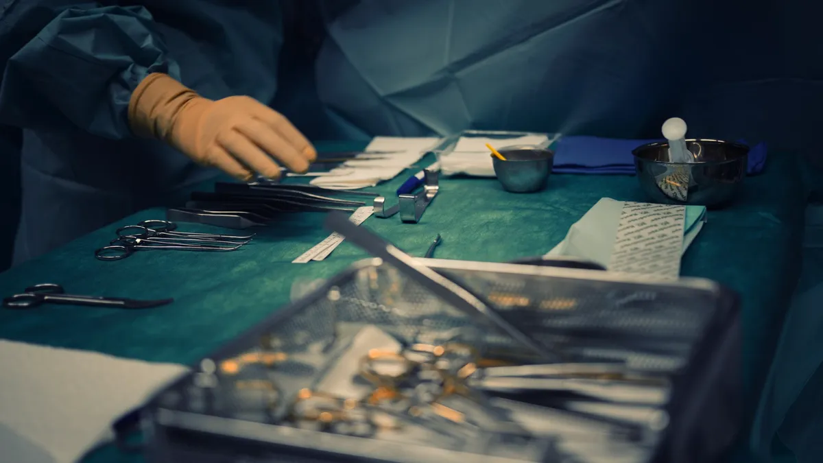 Instrumentar medical într-o sală de operație